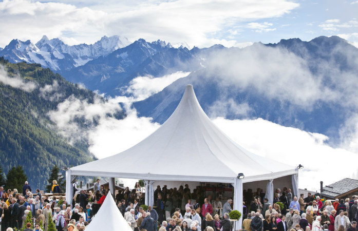 une tente du Verbier Festival abrite les spectateurs alors que les montagnes valaisannes se découpent en arrière-plan