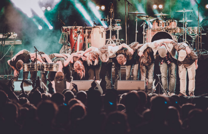 Un groupe de musiciens fait la révérence à son public lors du Tohu-Bohu festival à Veyras, en Valais