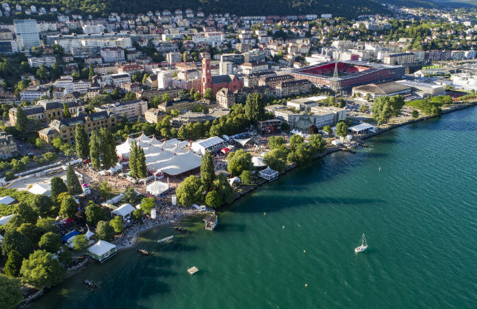 meilleurs festivals suisses, vue d'avion sur le site du festival de Festi'neuch, au bord du lac de Neuchâtel
