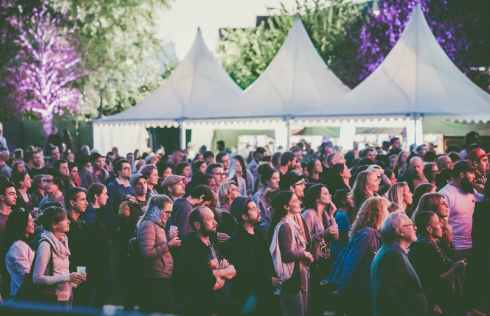 Le public du Tohu-Bohu festival à Veyras, au-dessus de Sierre