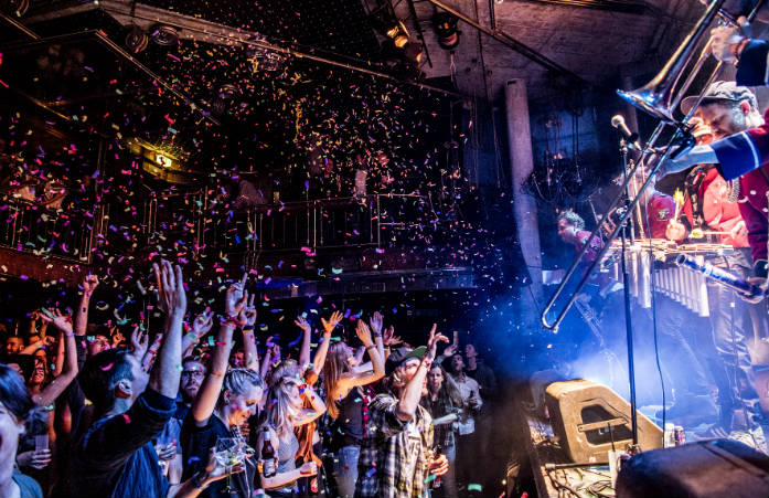 Le public d'un concert acclame les musiciens sous une pluie de confettis au Zermatt Unplugged