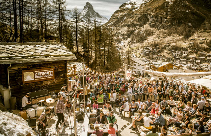 Le festival Zermatt Unplugged offre un cadre unique au cœur des montagnes, avec une vue imprenable sur le Cervin