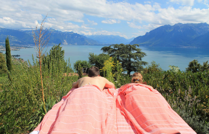 Vue sur le lac et les vignobles depuis le spa du Baron Tavernier l'un des plus beaux hotels avec spa en suisse