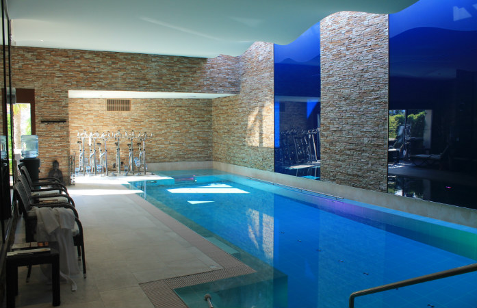 La piscine et le spa du Baron Tavernier forment un espace de détente et de remise en forme très appréciable pour un séjour dans le Lavaux