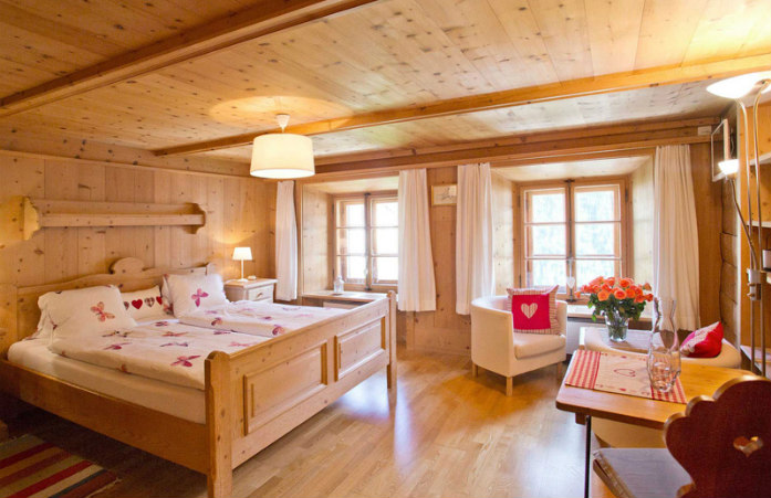 Les chambres offrent une atmosphère chaleureuse au Romantica Val Tuoi Guarda