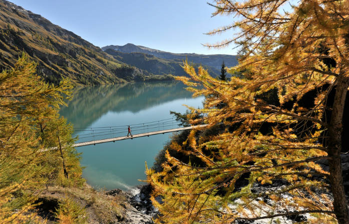 un pont enjambe le barrage du tseuzier offrant des vues vertigineuses